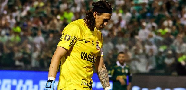 Cássio enfrentará julgamento por expulsão no clássico Palmeiras x Corinthians.