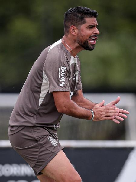 António Oliveira, técnico do Corinthians, durante treino no CT Joaquim Grava