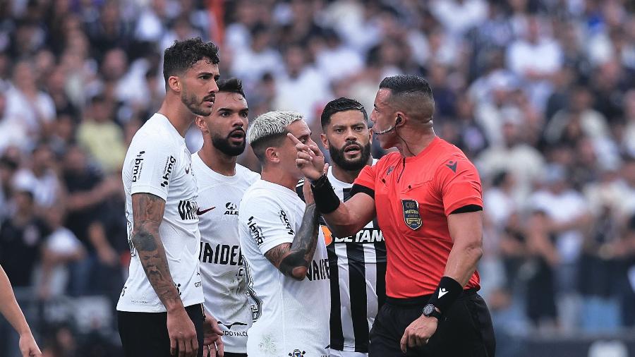 Jogadores de Corinthians e atlético-MG conversam com o árbitro Yuri Elino Ferreira durante jogo do Brasileirão