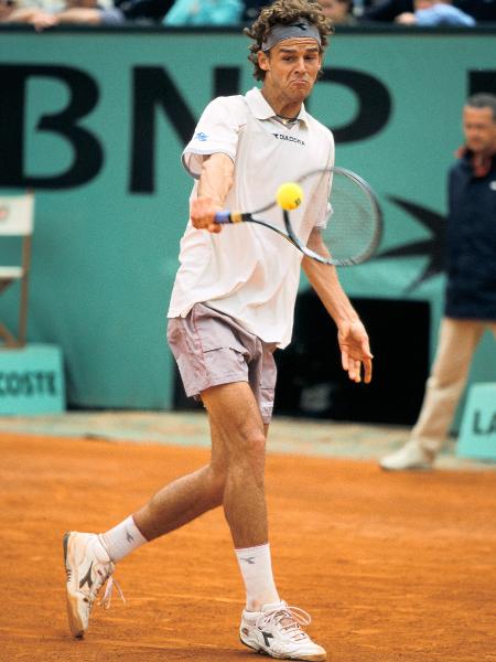 Gustavo Kuerten durante o torneio de Roland-Garros em 2001 - Divulgação/FFT