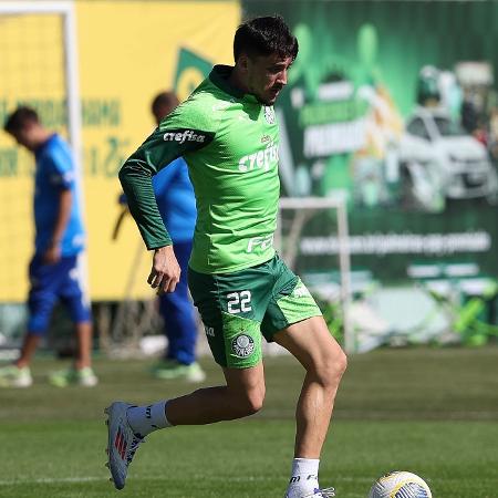 Joaquín Piquerez voltou a treinar com o Palmeiras ainda sem saber se jogará a Copa América