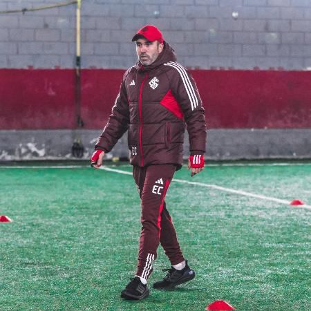 Coudet comanda treino em grama sintética no CT da base do Internacional - Ricardo Duarte/Internacional