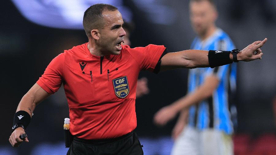 Árbitro Alex Gomes Stéfano durante jogo entre Corinthians e Grêmio, pelo Brasileirão Árbitro Alex Gomes Stéfano durante jogo entre Corinthians e Grêmio, pelo Brasileirão
