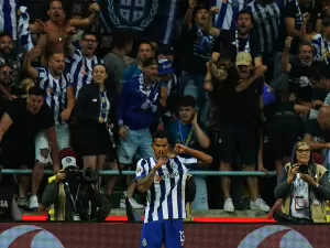 Porto consegue virada maluca sobre rival e conquista título em Portugal com brilho brasileiro