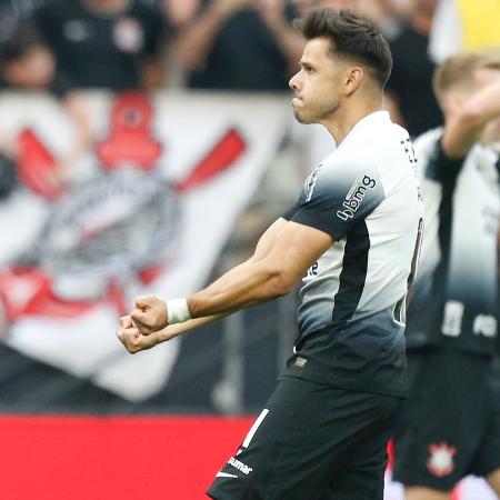 Romero, do Corinthians, comemora gol marcado sobre o Flamengo em duelo do Campeonato Brasileiro Romero, do Corinthians, comemora gol marcado sobre o Flamengo em duelo do Campeonato Brasileiro