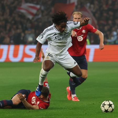 Endrick em ação durante jogo entre Lille e Real Madrid pela Champions League - FRANCOIS LO PRESTI/AFP