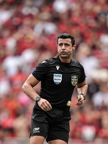 O árbtiro Bráulio da Silva Machado errou ao não marcar pênalti no Gre-Nal O árbtiro Bráulio da Silva Machado errou ao não marcar pênalti no Gre-Nal