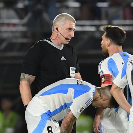 Messi se irritou com o árbitro brasileiro Anderson Daronco durante jogo entre Argentina e Paraguai, pelas Eliminatórias