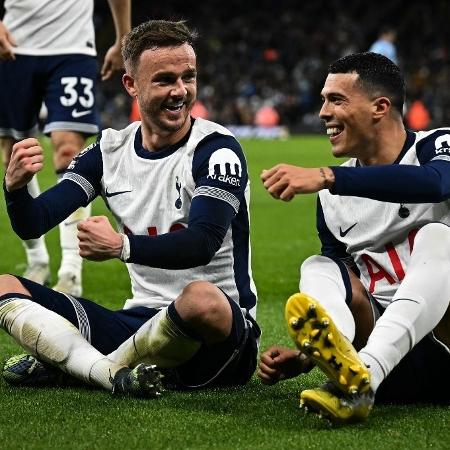 James Maddison comemora com Pedro Porro após gol do Tottenham na Premiere League - Paul Ellis / AFP