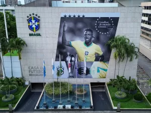 Vini Jr recebe homenagem na fachada da sede da CBF após ser eleito melhor do mundo