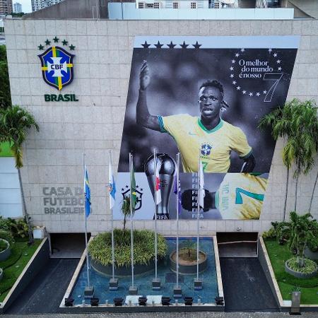 Vini Jr é homenageado na sede da CBF no Rio de Janeiro