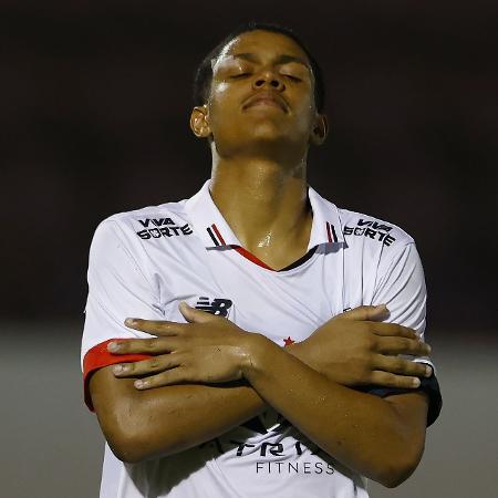 Gelado, Ryan Francisco cavou duas vezes em pênaltis marcados já no fim do jogo