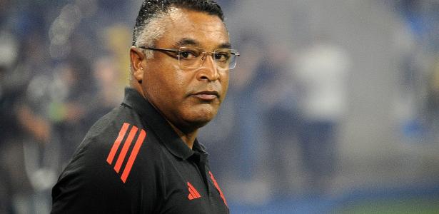 Roger Machado critica arbitragem em empate: falência do sistema