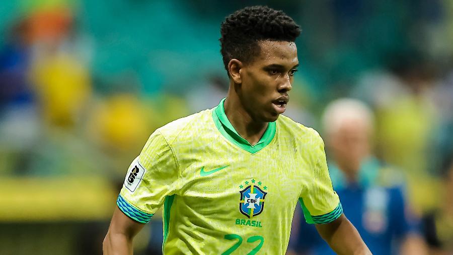 Estêvão em ação pelo Brasil no jogo contra o Uruguai, pelas Eliminatórias Estêvão em ação pelo Brasil no jogo contra o Uruguai, pelas Eliminatórias