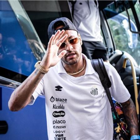 Neymar acena para fãs em chegada no Rio de Janeiro para jogo contra o Fluminense Neymar acena para fãs em chegada no Rio de Janeiro para jogo contra o Fluminense