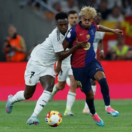 Vini Jr, do Real Madrid, e Lamine Yamal, do Barcelona, disputam a bola durante final da Copa do Rei Vini Jr, do Real Madrid, e Lamine Yamal, do Barcelona, disputam a bola durante final da Copa do Rei