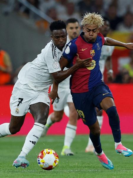 Vini Jr, do Real Madrid, e Lamine Yamal, do Barcelona, disputam a bola durante final da Copa do Rei Vini Jr, do Real Madrid, e Lamine Yamal, do Barcelona, disputam a bola durante final da Copa do Rei