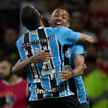 André Henrique comemora gol marcado pelo Grêmio contra o Internacional no Brasileirão