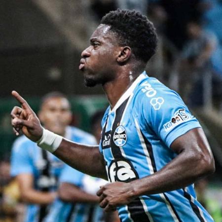 Amuzu comemora gol em Grêmio x Palmeiras, jogo do Brasileirão