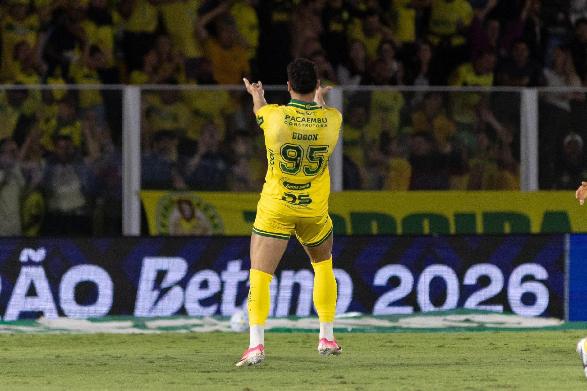 Edson, do Mirassol, comemora gol contra o Grêmio pelo Campeonato Brasileiro - undefined