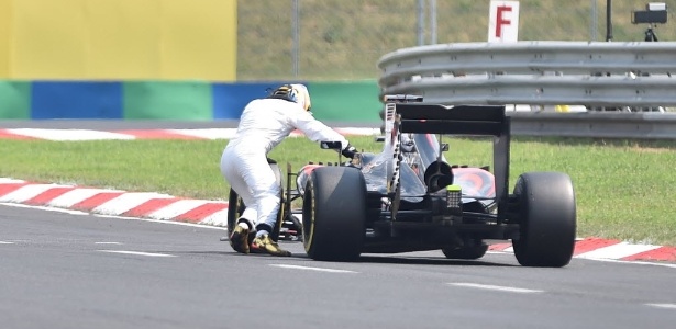 Espanhol empurrou seu carro até os boxes da McLaren, mas não conseguiu registrar tempo no Q2 - AFP