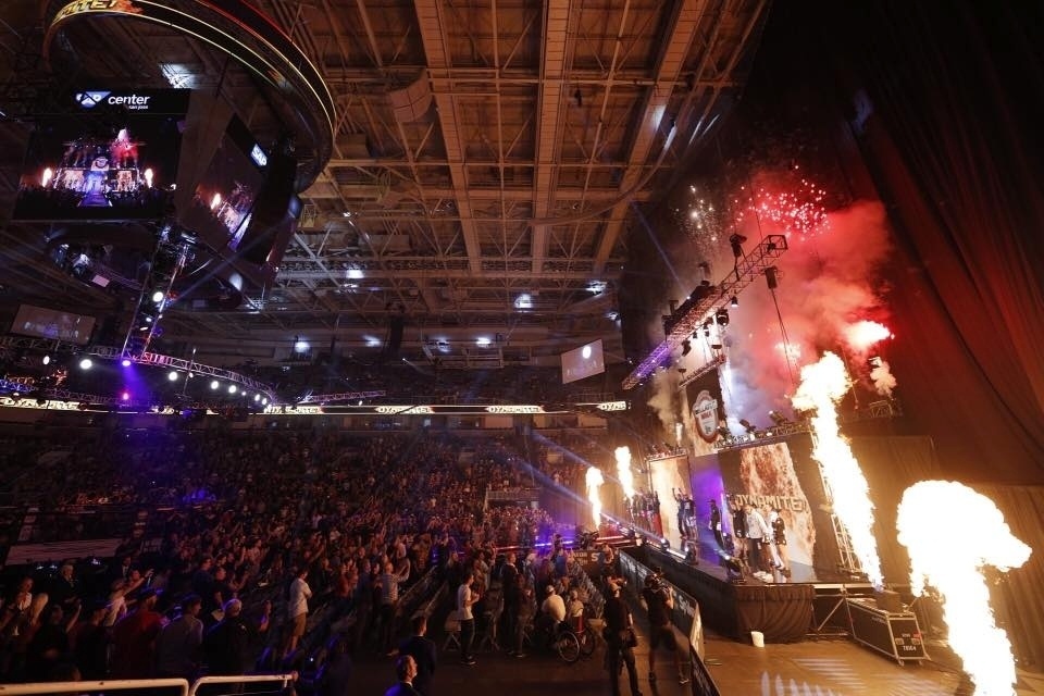 Show do Bellator teve dois ringues e até pirotecnia - Divulgação