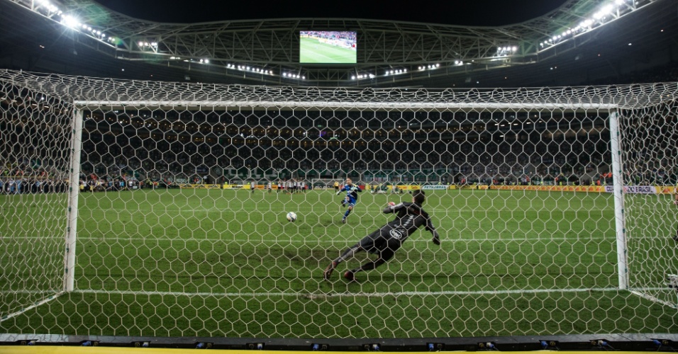 02.dez - Fernando Prass cobra o último pênalti da série decisiva contra o Santos. A bola balançou a rede e o título da Copa do Brasil ficou com o Palmeiras