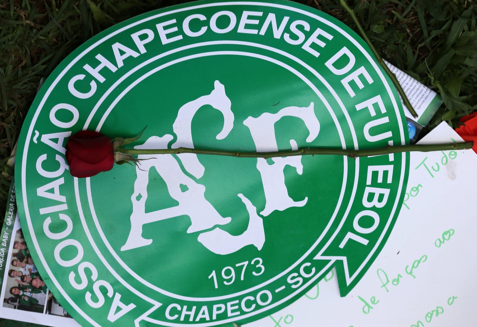 Torcedores prestam homenagem às vítimas do acidente do voo da Chapecoense na Arena Condá - REUTERS/Paulo Whitaker