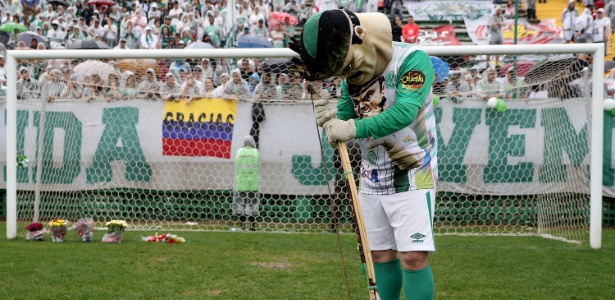 Mascote da Chapecoense presta tributo no gramado da Arena Condá - Buda Mendes/Getty Images