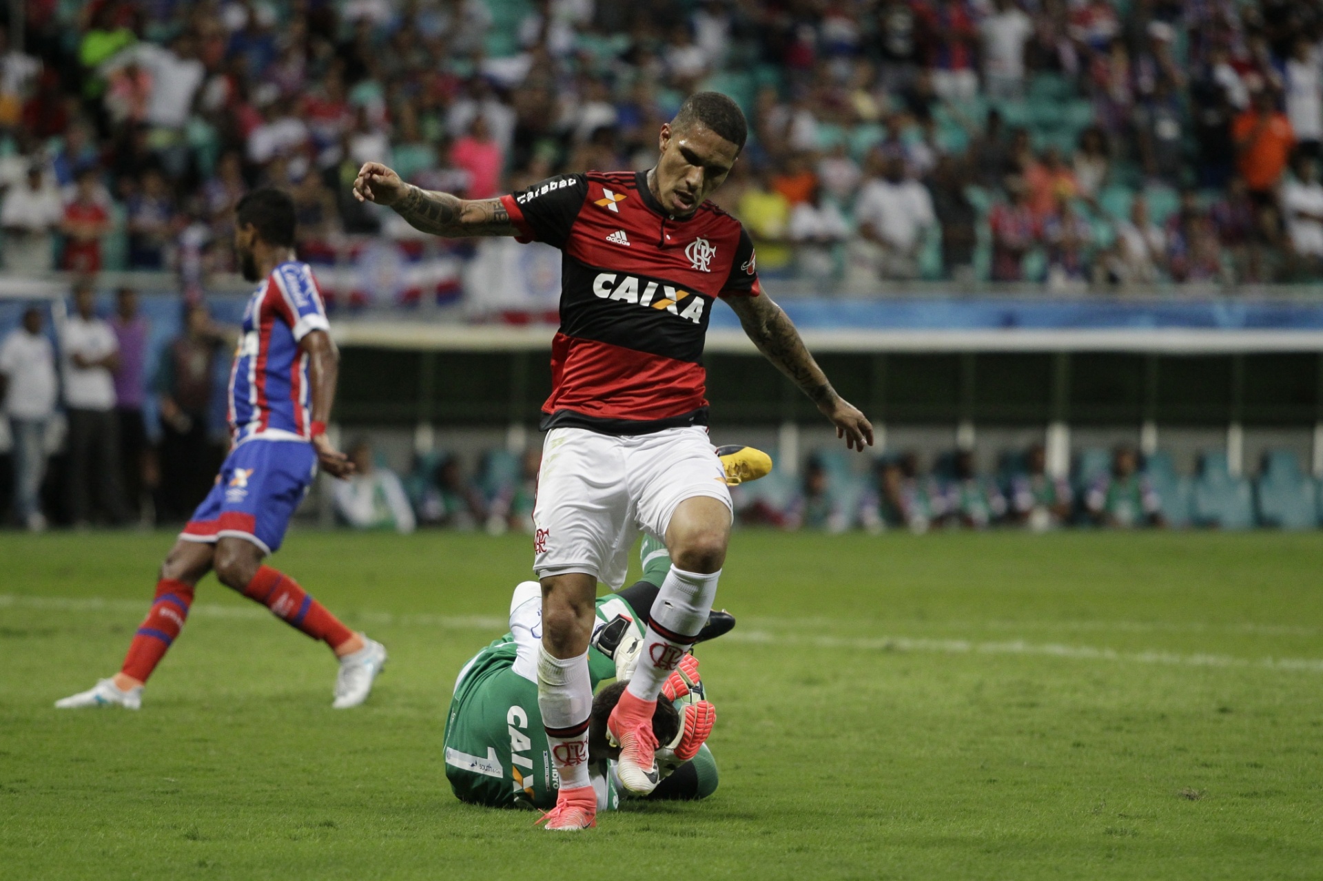 Resultado de imagem para O goleiro Jean e o atacante Guerrero em lance da partida