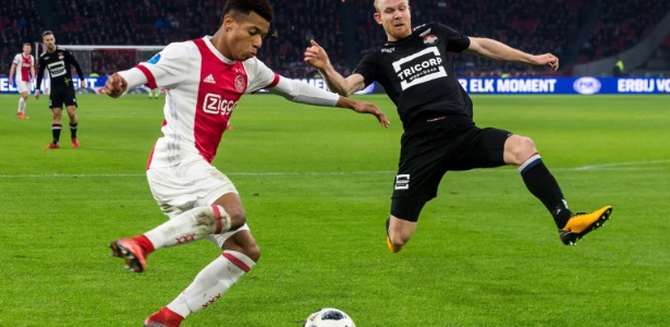 Neres dá dois dribles desconcertantes em Jop van der Linden no segundo gol do Ajax - Getty Images