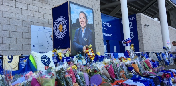 Torcedores do Leicester prestam homenagens a Vichai no King Power Stadium - Caio Carrieri/Colaboração para o UOL