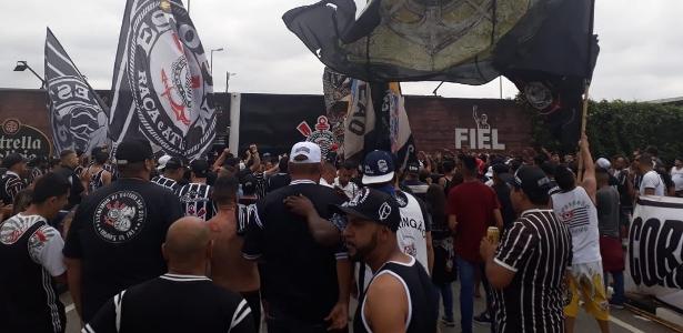 Cerca de 400 torcedores de organizadas compareceram ao CT do Corinthians nesta sexta - Diego Salgado/UOL