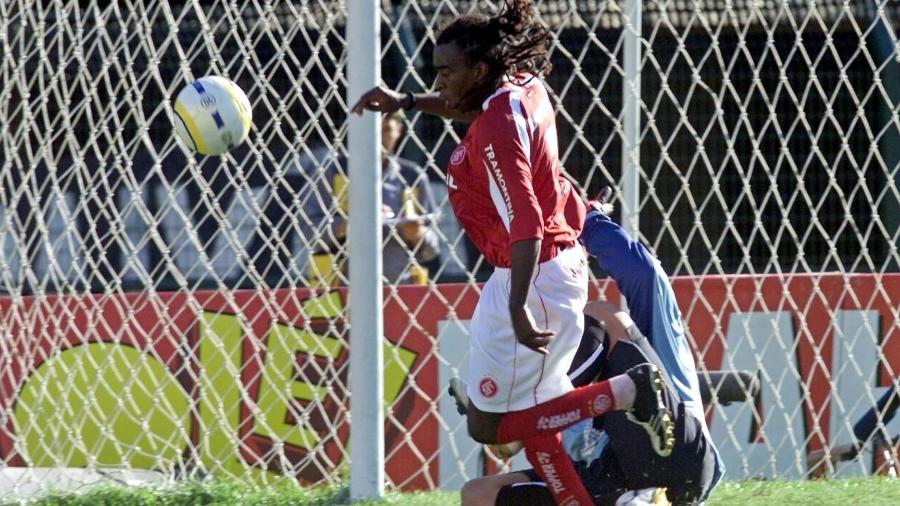 Tinga em lance com Fábio Costa, no Campeonato Brasileiro de 2005 -  Keiny Andrade/Folha Imagem