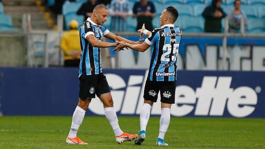Thaciano comemora gol do Grêmio sobre o Athletico - Jeferson Guareze/AGIF