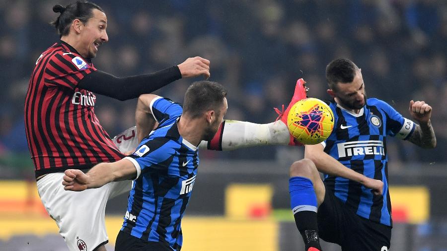 Ibrahimovic disputa bola com Brozovic e De Vrij em clássico Milan x Inter - Andrea Staccioli/LightRocket via Getty Images