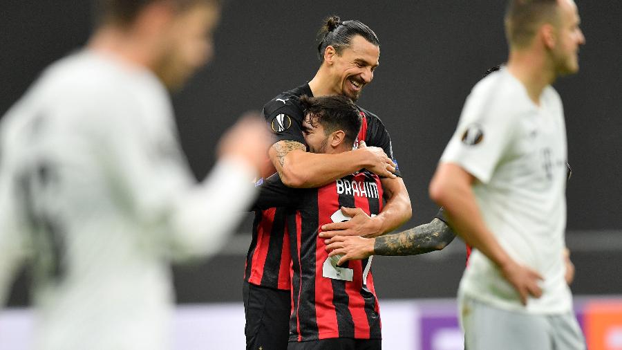 Brahim e Ibrahimovic se abraçam após um gol do Milan - DANIELE MASCOLO/REUTERS