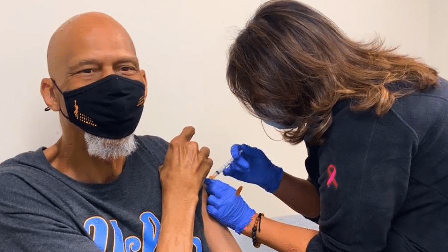 Ex-astro da NBA, Kareem Abdul-Jabbar, é vacinado contra o coronavírus nos EUA - Reprodução/NBA.com