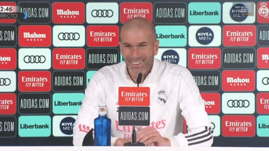 Zinedine Zidane sorri ao ser perguntado sobre possível contratação de Alaba - Reprodução/Twitter/Real Madrid