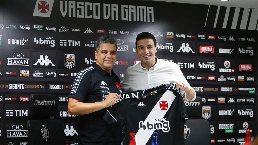 Marcelo Cabo é apresentado e ganha camisa do Vasco do diretor-executivo de futebol, Alexandre Pássaro - Rafael Ribeiro / Vasco