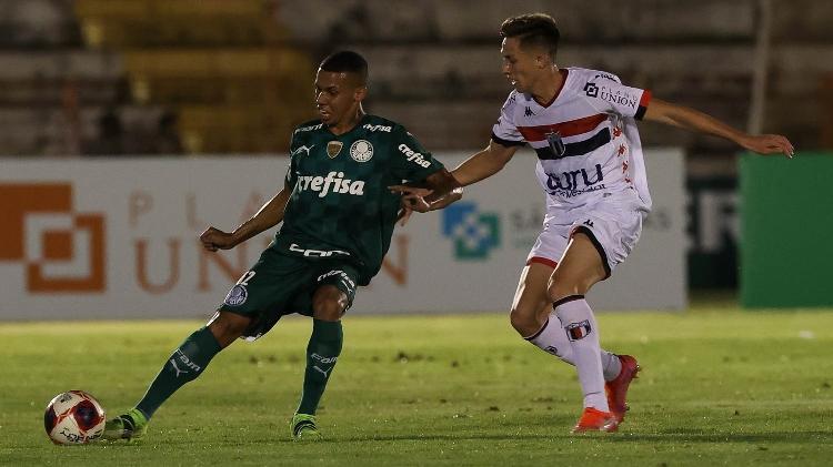 Garcia, do Palmeiras, e Richard, do Botafogo-SP, em jogo do Campeonato Paulista de 2021 Garcia, do Palmeiras, e Richard, do Botafogo-SP, em jogo do Campeonato Paulista de 2021