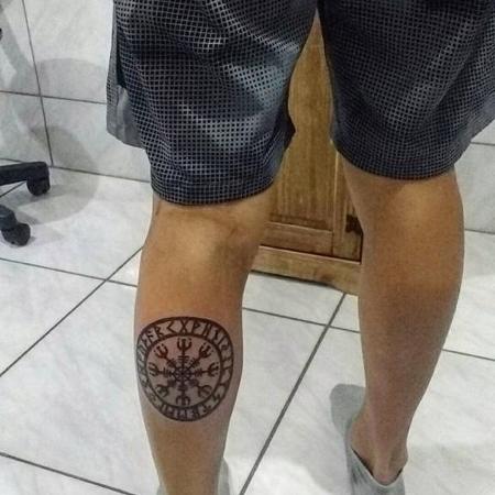 Fernando Scheffer tem tatuado na perna um símbolo nórdico - Reprodução/Instagram