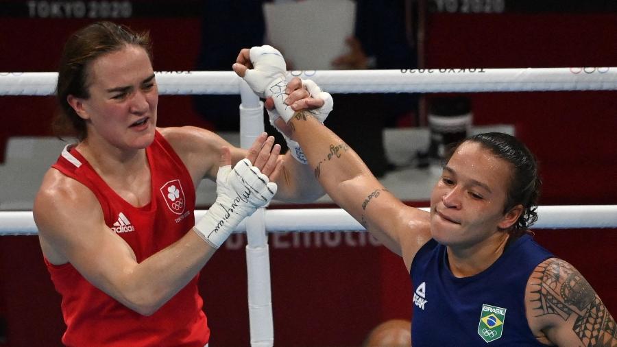 Kellie Anne Harrington, da Irlanda, levanta o braço de Beatriz Ferreira na final até 60kg do boxe - LUIS ROBAYO/AFP