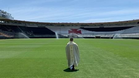 Vasco: Torcedor joga sal grosso em baliza de São Januário