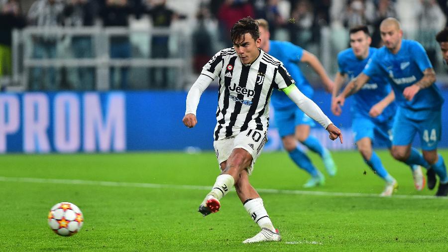 Paulo Dybala marca, de pênalti, o segundo gol da Juventus contra o Zenit, pela Liga dos Campeões - REUTERS