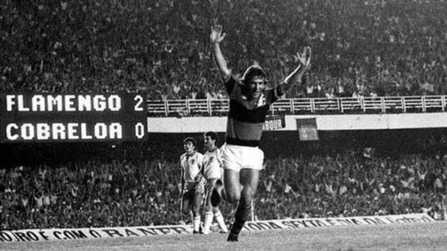 Zico comemora gol contra o Cobreloa no primeiro confronto da final da Libertadores de 1981, no Maracanã - Reprodução