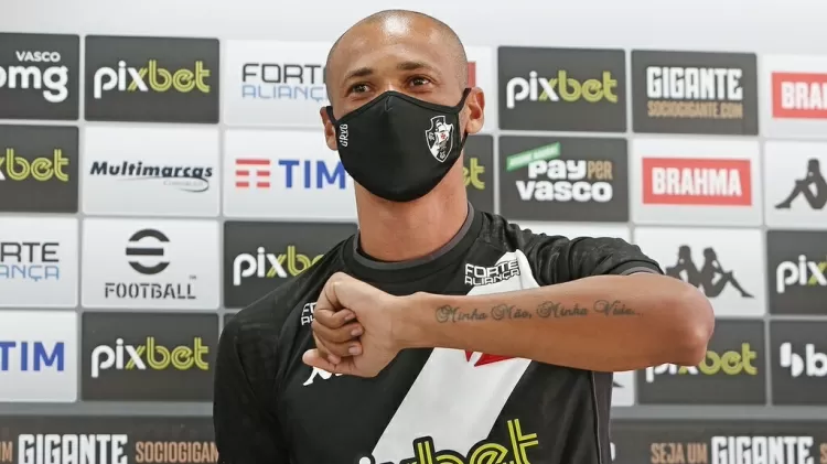 Zagueiro Anderson Conceição tem uma tatuagem no braço esquerdo com a frase: "Minha mãe, minha vida" - Rafael Ribeiro / Vasco - Rafael Ribeiro / Vasco