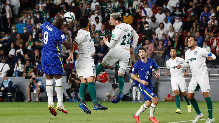 Lukaku cabeceia para abrir o placar para o Chelsea contra o Palmeiras - Suhaib Salem/Reuters - Suhaib Salem/Reuters