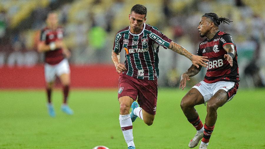 Marinho, jogador do Flamengo disputa lance com Calegari jogador do Fluminense  - Thiago Ribeiro/AGIF