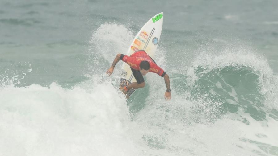 Adriano de Souza mostra a classe de sempre na abertura da etapa da Praia Mole - WSL